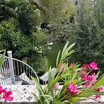 Privatise Avec Terrasse Dans Maison De Charme Angevine